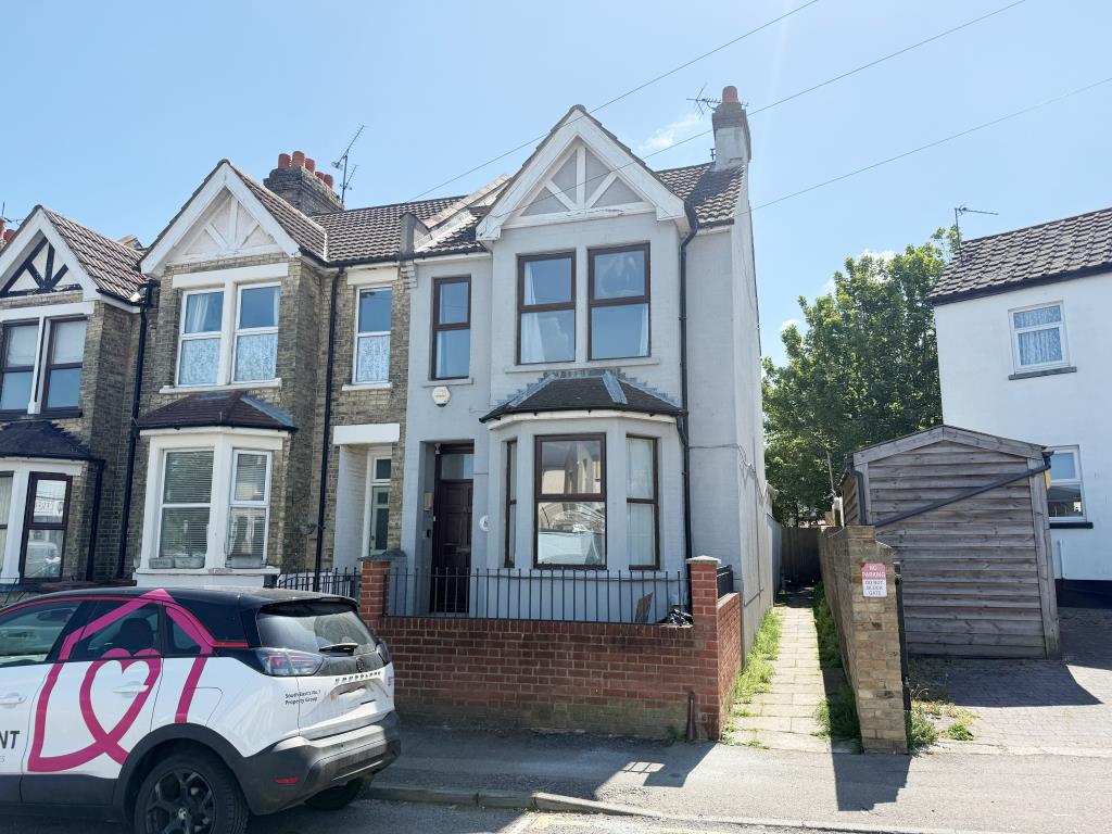 Lot: 121 - SIX-BEDROOM FORMER HMO - End of terrace property